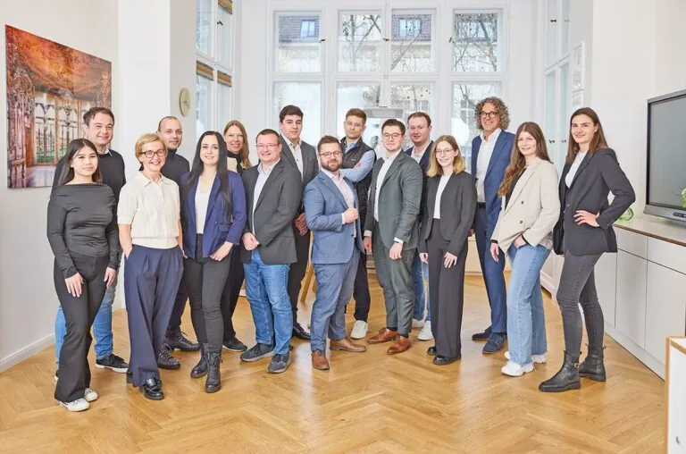 Gruppe_007-768x508.jpg Team der Steuerkanzlei IStB in den Berliner Kanzleiräumen