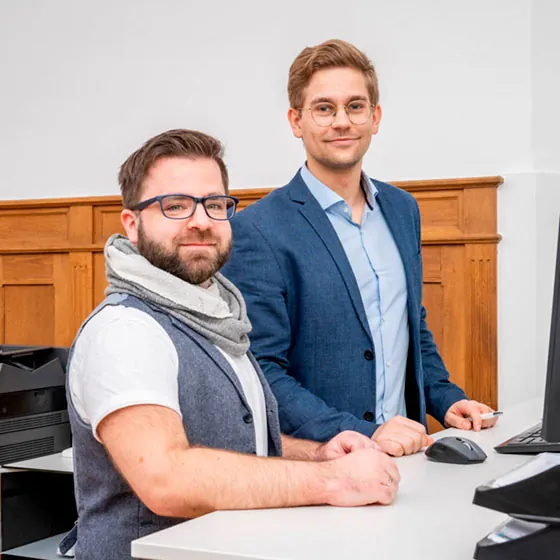 istb-karriere-01neu.jpg Zwei Mitarbeiter der Kanzlei IStB im Gespräch am Empfang